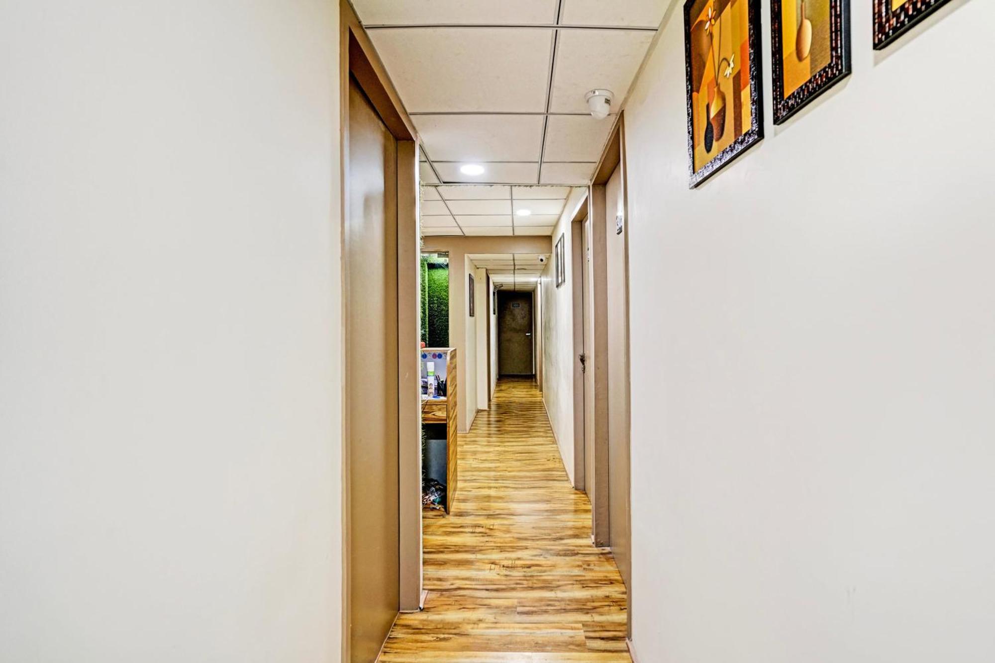 Super Collection O Vesu Surat Formerly Hotel Signature ภายนอก รูปภาพ