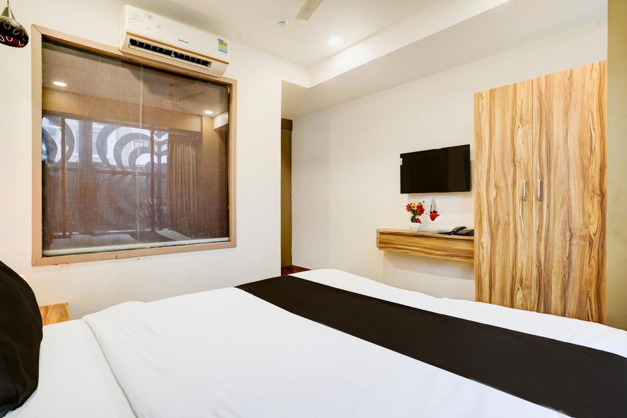 Super Collection O Vesu Surat Formerly Hotel Signature ภายนอก รูปภาพ
